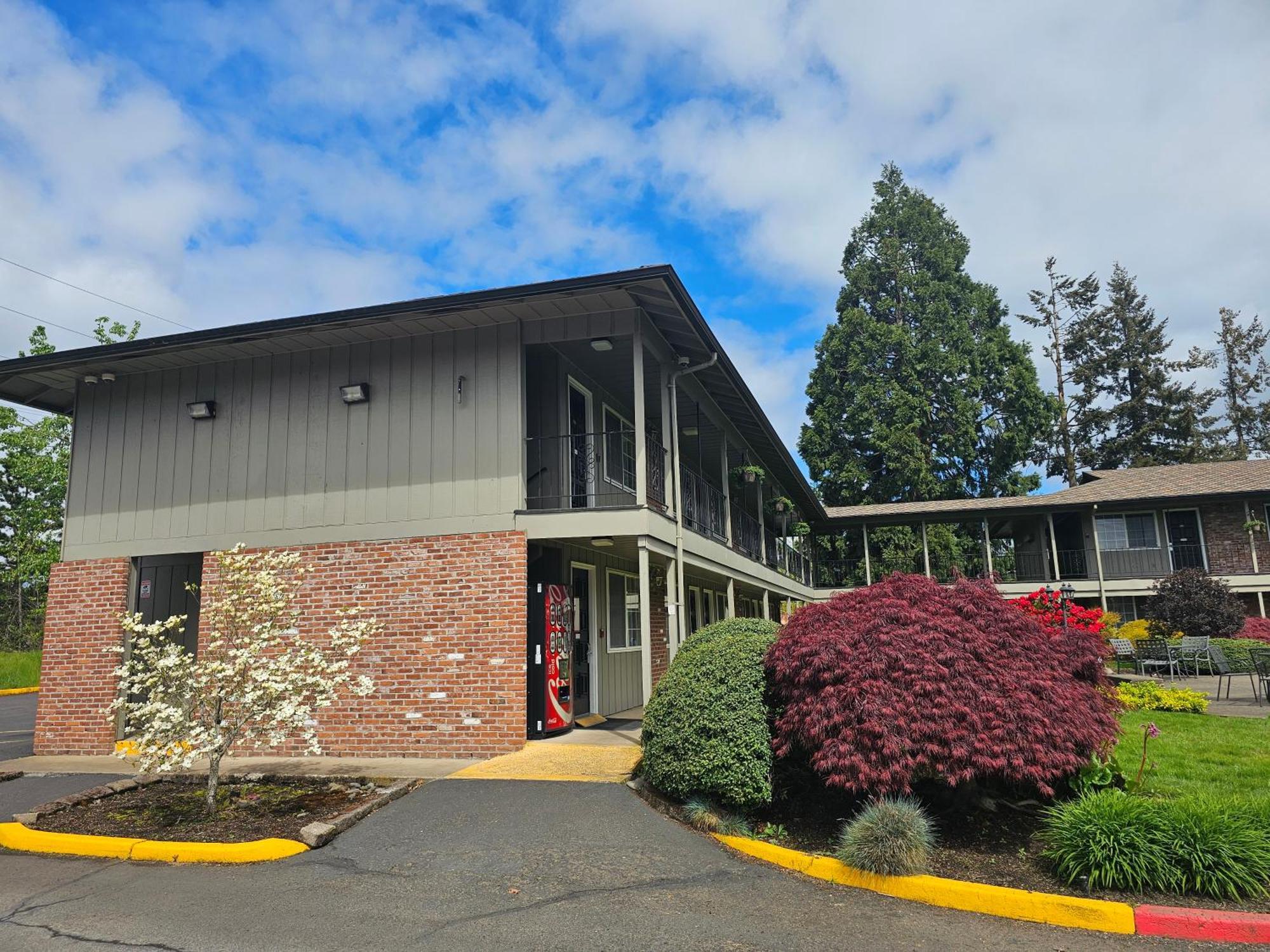 Village Motel 2*