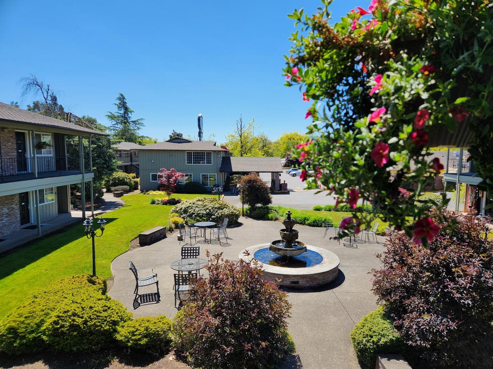Village Motel 2*